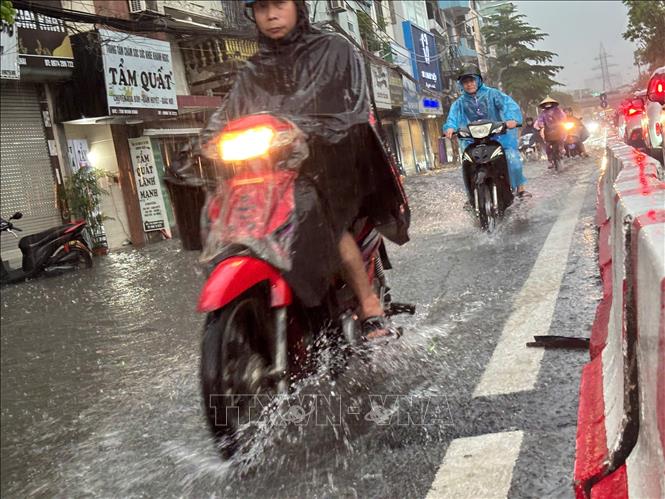 Ngập úng cục bộ trên phố Minh Khai. Ảnh: Phạm Tuấn Anh - TTXVN