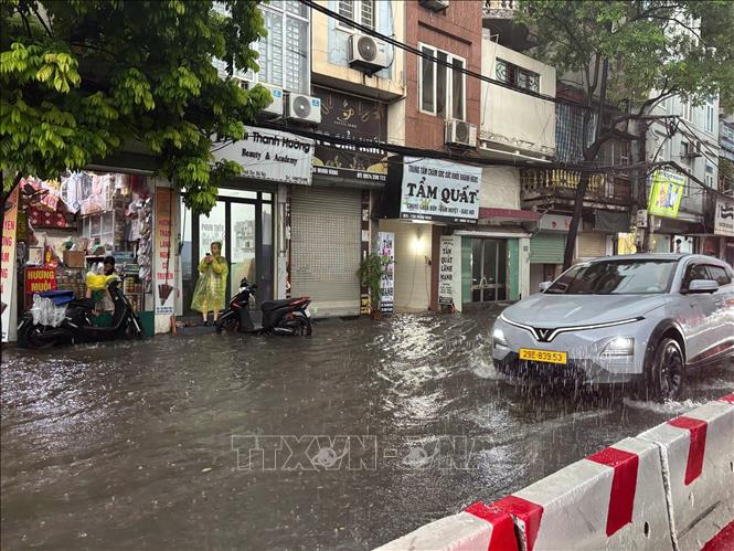 Ngập úng cục bộ trên phố Minh Khai. Ảnh: Phạm Tuấn Anh - TTXVN