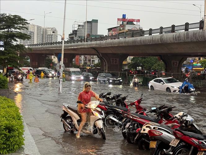 Ngập úng cục bộ trên phố Minh Khai. Ảnh: Phạm Tuấn Anh - TTXVN