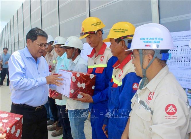 Lãnh đạo tỉnh An Giang tặng quà động viên kỹ sư, công nhân thi công tại công trường thi công cao tốc. Ảnh: Thanh Sang- TTXVN 