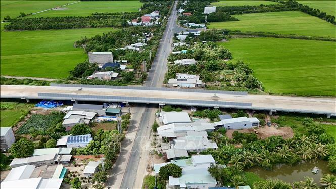 Cầu vượt qua Đường tỉnh 943 (xã Định Mỹ, tỉnh An Giang) thuộc Dự án thành phần 1 tuyến cao tốc Châu Đốc - Cần Thơ - Sóc Trăng giai đoạn 1 đã được lắp đặt tường chống ồn. Ảnh: Thanh Sang- TTXVN 
