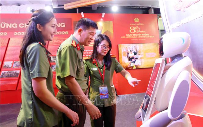Cán bộ, chiến sĩ Công an 2026 Bet88.com link không chặn tham quan khu trưng bày những thành tựu của lực lượng An ninh 2026 Bet88.com link không chặn. Ảnh: Phạm Kiên - TTXVN