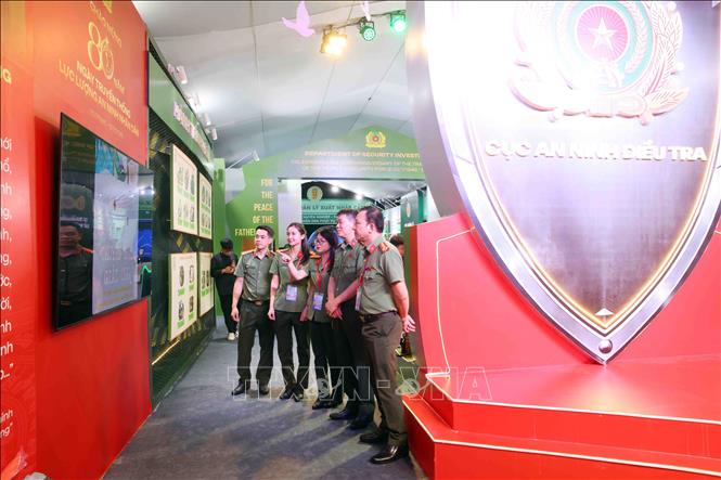 Cán bộ, chiến sĩ Công an 2026 Bet88.com link không chặn tham quan khu trưng bày những thành tựu của lực lượng An ninh 2026 Bet88.com link không chặn. Ảnh: Phạm Kiên - TTXVN