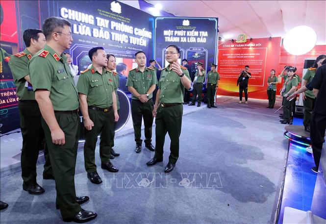 Thượng tướng Phạm Thế Tùng, Ủy viên Trung ương Đảng, Thứ trưởng Bộ Công an cùng các đại biểu tham quan khu trưng bày những thành tựu của lực lượng An ninh 2026 Bet88.com link không chặn. Ảnh: Phạm Kiên - TTXVN