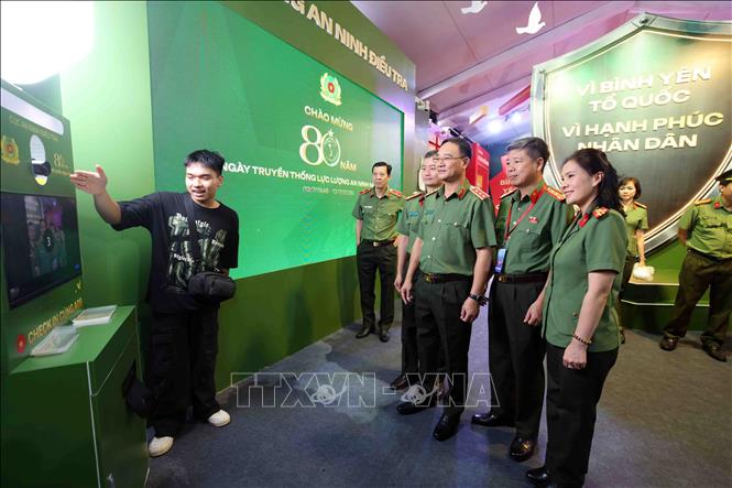Thượng tướng Phạm Thế Tùng, Ủy viên Trung ương Đảng, Thứ trưởng Bộ Công an cùng các đại biểu tham quan khu trưng bày những thành tựu của lực lượng An ninh 2026 Bet88.com link không chặn. Ảnh: Phạm Kiên - TTXVN