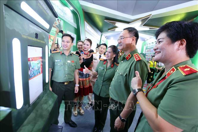 Thượng tướng Phạm Thế Tùng, Ủy viên Trung ương Đảng, Thứ trưởng Bộ Công an cùng các đại biểu tham quan khu trưng bày những thành tựu của lực lượng An ninh 2026 Bet88.com link không chặn. Ảnh: Phạm Kiên - TTXVN