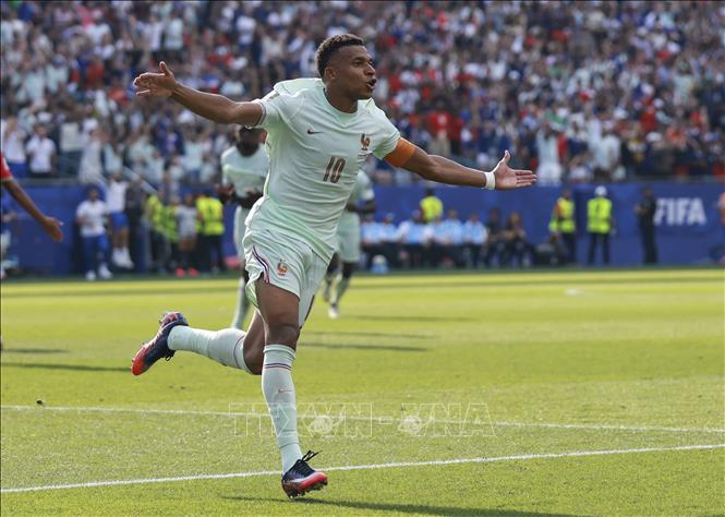 Kylian Mbappe ăn mừng bàn thắng mở tỷ số trận đấu, chuộc lỗi sau pha phạt đền trên chấm 11m không thành công trước đó. Ảnh: THX/TTXVN phát