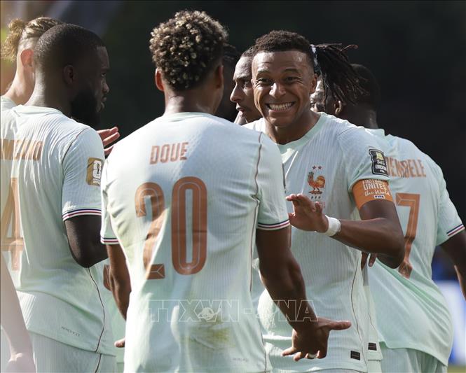 Kylian Mbappe ăn mừng bàn thắng mở tỷ số trận đấu cùng đồng đội. Ảnh: THX/TTXVN phát