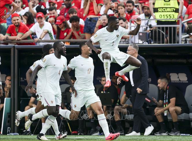 Tiền đạo Ousmane Dembele (phía trên) ăn mừng bàn thắng nhân đôi cách biệt cho tuyển Pháp. Ảnh: THX/TTXVN phát