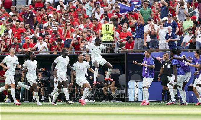 Tiền đạo Ousmane Dembele (phía trước, ở trên) ăn mừng bàn thắng nhân đôi cách biệt cho tuyển Pháp. Ảnh: THX/TTXVN phát