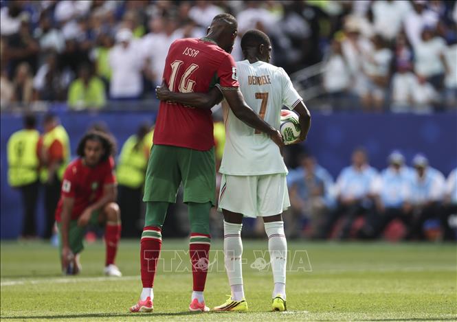 Hậu vệ Issa Diop (L) của Maroc và tiền đạo Ousmane Dembele của Pháp thân thiện bên nhau khi kết thúc trận đấu. Ảnh: THX/TTXVN phát 