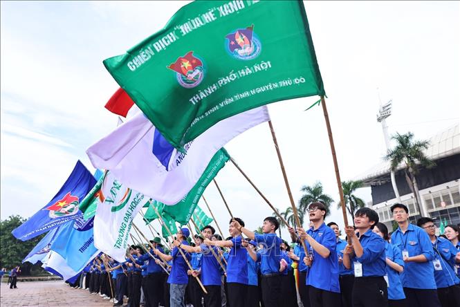 Các đội hình tình nguyện tại lễ xuất quân về các địa bàn để thực hiện nhiệm vụ. Ảnh: Minh Đức – TTXVN