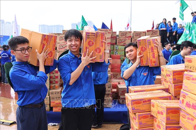Các tình nguyện viên vận chuyển nhu yếu phẩm đến các tỉnh thành để làm nhiệm vụ. Ảnh: Minh Đức – TTXVN