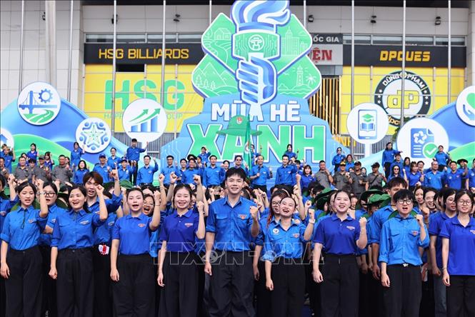 Các tình nguyện viên thể hiện tinh thần quyết tâm tỏa đến với mọi miền của Tổ quốc, ghi dấu ấn của tuổi trẻ Thủ đô với các hoạt động tình nguyện ý nghĩa trong mùa hè. Ảnh: Minh Đức – TTXVN