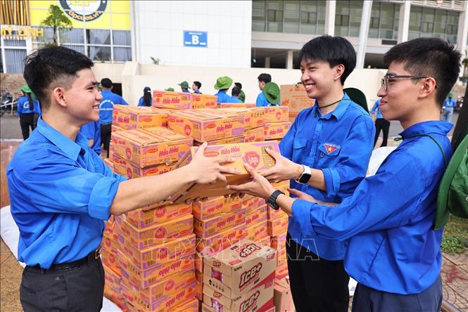 Các tình nguyện viên vận chuyển nhu yếu phẩm đến các tỉnh thành để làm nhiệm vụ. Ảnh: Minh Đức – TTXVN