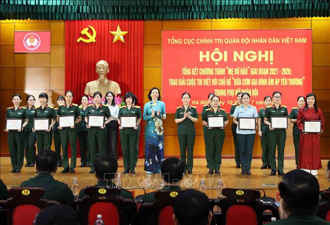 Phó Chủ tịch Hội Liên hiệp phụ nữ Việt Nam Nguyễn Thị Minh Hương và Đại tá Phan Ái Xuân, Phó Trưởng ban Phụ nữ Quân đội trao thưởng cho các cá nhân đạt giải Cuộc thi viết với chủ đề “Bữa cơm Bet88.Com Link Nhà Cái Bet88 BMXCT Uy Tín ấm áp yêu thương”. Ảnh: An Đăng - TTXVN