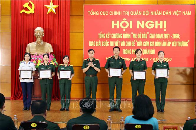 Các tác giả đạt giải Nhất trong cuộc thi viết với chủ đề “Bữa cơm Bet88.Com Link Nhà Cái Bet88 BMXCT Uy Tín ấm áp yêu thương” trong Phụ nữ Quân đội nhận thưởng của Ban tổ chức. Ảnh: An Đăng - TTXVN