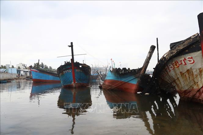 Vụ hỏa hoạn làm nhiều tàu cá bị thiêu rụi. Ảnh: Sỹ Thắng - TTXVN