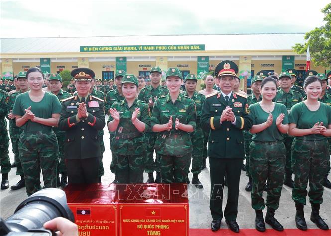 Hai Phó Thủ tướng, Bộ trưởng Bộ Quốc phòng tặng quà đội võ thuật Bộ đội Biên phòng tỉnh Nghệ An. Ảnh: Trọng Đức - TTXVN