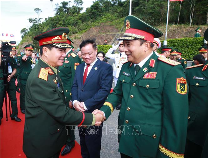 Bộ trưởng Quốc phòng Lào Khamliang Outhakaysone và các đại biểu đoàn Việt Nam. Ảnh: Trọng Đức - TTXVN