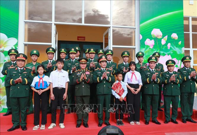 Hai Phó Thủ tướng, Bộ trưởng Quốc phòng và cán bộ, chỉ huy Đồn Biên phòng cửa khẩu Thanh Thủy, tỉnh Nghệ An. Ảnh: Trọng Đức - TTXVN