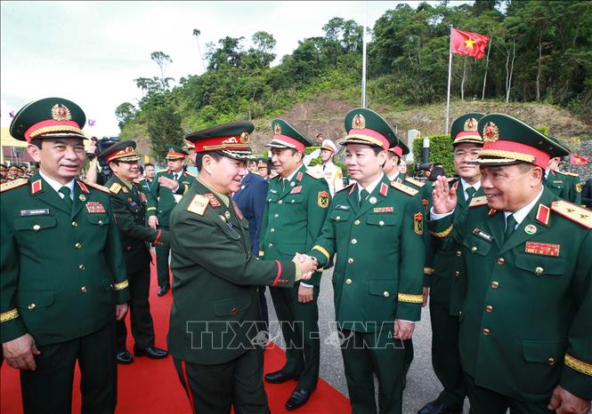 Bộ trưởng Quốc phòng Lào Khamliang Outhakaysone và các đại biểu Việt Nam. Ảnh: Trọng Đức - TTXVN