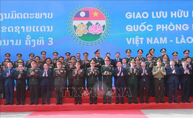 Hai Phó Thủ tướng, Bộ trưởng Quốc phòng chụp ảnh cùng các đại biểu hai nước. Ảnh: Trọng Đức - TTXVN