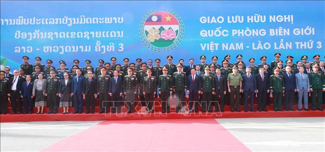Hai Phó Thủ tướng, Bộ trưởng Quốc phòng chụp ảnh cùng các đại biểu hai nước. Ảnh: Trọng Đức - TTXVN