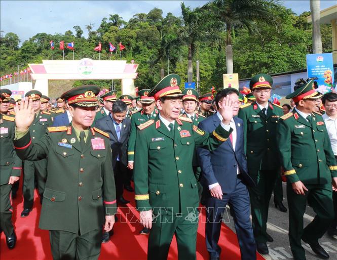 Phó Thủ tướng, Bộ trưởng Quốc phòng Phan Văn Giang đón Phó Thủ tướng, Bộ trưởng Quốc phòng Khamliang Outhakaysone sang dự Giao lưu hữu nghị Quốc phòng biên giới Việt Nam - Lào lần thứ 3. Ảnh: Trọng Đức - TTXVN