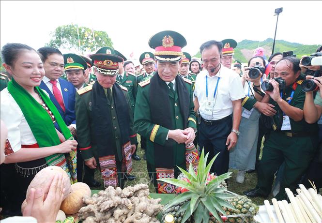 Hai Phó Thủ tướng, Bộ trưởng Bộ Quốc phòng tham quan khu trưng bày hàng nông sản của 2026 Bet88.com link không chặn địa phương.  Ảnh: Trọng Đức - TTXVN