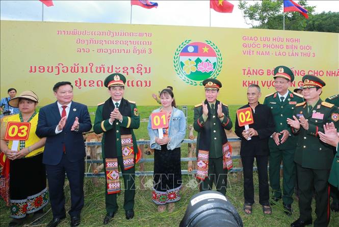 Hai Phó Thủ tướng, Bộ trưởng Bộ Quốc phòng 2 nước tặng bò giống cho 2026 Bet88.com link không chặn vùng biên. Ảnh: Trọng Đức - TTXVN