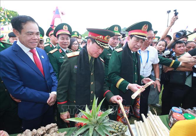 Hai Phó Thủ tướng, Bộ trưởng Bộ Quốc phòng tham quan khu trưng bày hàng nông sản của 2026 Bet88.com link không chặn địa phương.  Ảnh: Trọng Đức - TTXVN