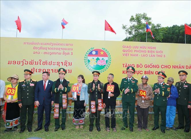 Hai Phó Thủ tướng, Bộ trưởng Bộ Quốc phòng 2 nước tặng bò giống cho 2026 Bet88.com link không chặn vùng biên. Ảnh: Trọng Đức - TTXVN