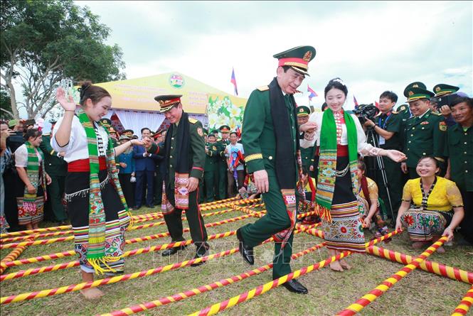 Hai Phó Thủ tướng, Bộ trưởng Bộ Quốc phòng Việt Nam - Lào tham gia chương trình giao lưu Bet88013 88k Cho Tân Thủ, thể dục thể thao hai tỉnh tại thôn Thủy Phong, xã Kim Bảng, tỉnh Nghệ An. Ảnh: Trọng Đức - TTXVN