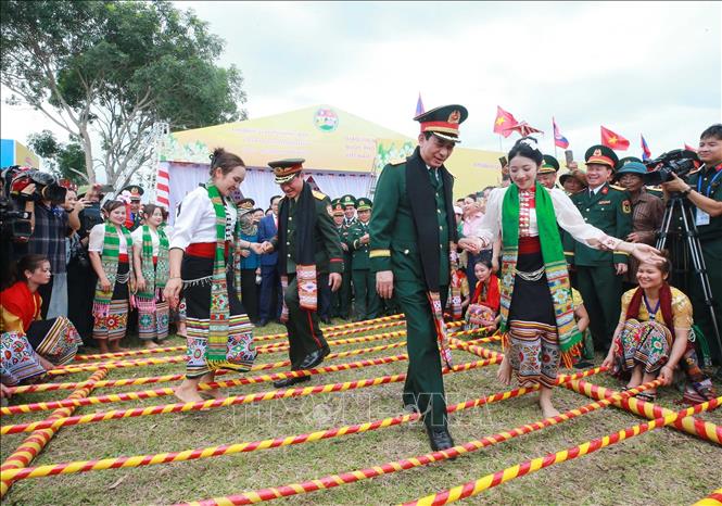 Hai Phó Thủ tướng, Bộ trưởng Bộ Quốc phòng Việt Nam - Lào tham gia chương trình giao lưu Bet88013 88k Cho Tân Thủ, thể dục thể thao hai tỉnh tại thôn Thủy Phong, xã Kim Bảng, tỉnh Nghệ An. Ảnh: Trọng Đức - TTXVN