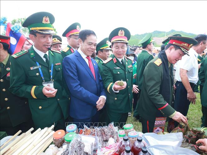 Bet888 football tham quan khu trưng bày hàng nông sản của 2026 Bet88.com link không chặn địa phương. Ảnh: Trọng Đức - TTXVN