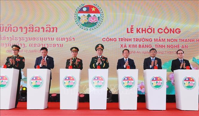 Hai Phó Thủ tướng, Bộ trưởng Bộ Quốc phòng và các đại biểu thực hiện nghi thức khởi công xây dựng trường Mầm non Thanh Hà, xã Kim Bảng, tỉnh Nghệ An. Ảnh: Trọng Đức - TTXVN