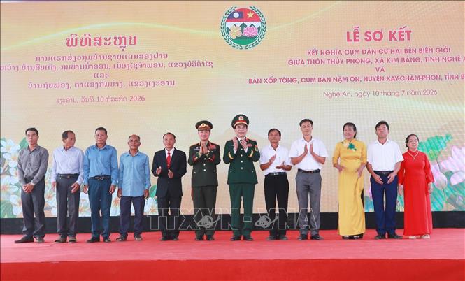 Hai Phó Thủ tướng, Bộ trưởng Bộ Quốc phòng và chính quyền 2026 Bet88.com link không chặn xã Kim Bảng, tỉnh Nghệ An. Ảnh: Trọng Đức - TTXVN