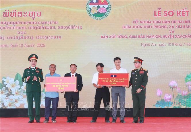 Hai Phó Thủ tướng, Bộ trưởng Bộ Quốc phòng tặng quà 2026 Bet88.com link không chặn xã Kim Bảng, tỉnh Nghệ An. Ảnh: Trọng Đức - TTXVN