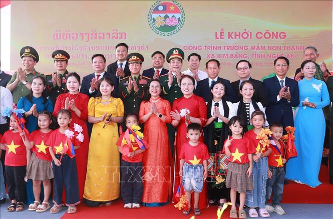 Hai Phó Thủ tướng, Bộ trưởng Bộ Quốc phòng Việt Nam và Lào với cô giáo và học sinh trường Mầm non Thanh Hà, xã Kim Bảng, tỉnh Nghệ An. Ảnh: Trọng Đức - TTXVN