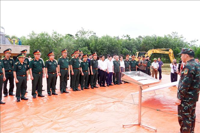 Các đại biểu tham gia khảo sát thực địa, xác định các vị trí nghi có hài cốt tại hiện trường. Ảnh: Tường Vi - TTXVN. 