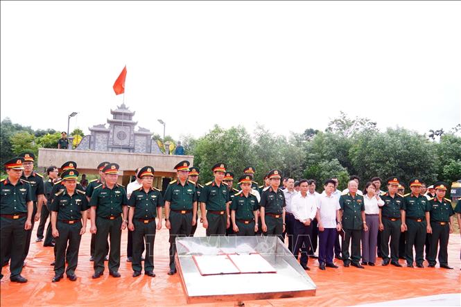 Các đại biểu tham gia khảo sát thực địa, xác định các vị trí nghi có hài cốt tại hiện trường. Ảnh: Tường Vi - TTXVN. 