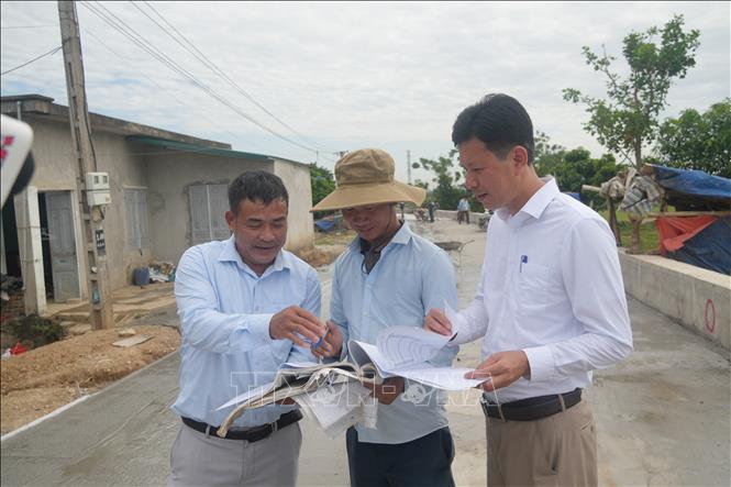 Hiện tại, nhà thầu đã thi công xong phần đất đắp đê, tường chắn phía sông và đang gấp rút hoàn thiện các phần việc cuối cùng, đổ bê tông bề mặt đê, phấn đấu sớm đưa công trình vào phục vụ phòng, chống lụt, bão năm 2026. Ảnh: Hoa Mai - TTXVN
