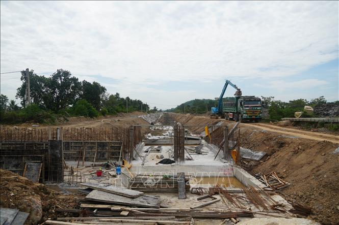 Dự án “Tăng cường khả năng tiêu thoát lũ vùng Bắc Thanh Hóa” với tổng mức đầu tư 698 tỷ đồng đang được nhà thầu thi công hạng mục nâng cấp kênh và công trình trên kênh Hưng Long. Ảnh: Hoa Mai - TTXVN