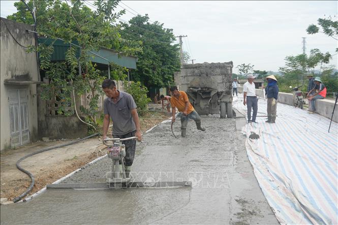 Đoạn đê mới được xây dựng bao gồm tường chắn bê tông cốt thép, nâng trình đỉnh tường lên cao trình +5.15m, mở rộng mặt đê lên 6m và gia cố bề mặt. Ảnh: Hoa Mai - TTXVN