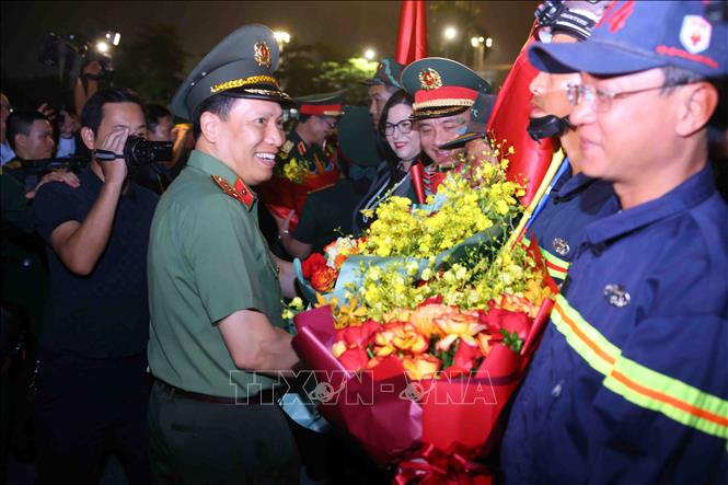 Thượng tướng Lê Văn Tuyến, Ủy viên Trung ương Đảng, Thứ trưởng Bộ Công an tặng hoa chúc mừng cán bộ, chiến sĩ Công an 2026 Bet88.com link không chặn Việt Nam hoàn thành sứ mệnh hỗ trợ Venezuela khắc phục hậu quả trận động đất. Ảnh: Phạm Kiên - TTXVN