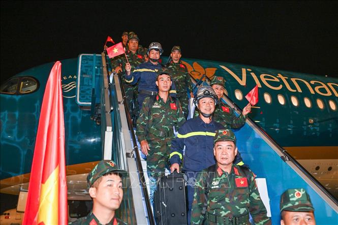 Lực lượng cứu nạn, cứu hộ Viêt Nam về đến Hà Nội, hoàn thành sứ mệnh hỗ trợ Venezuela khắc phục hậu quả trận động đất kép xảy ra hôm 24/6. Ảnh: Phạm Kiên - TTXVN