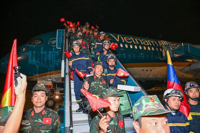 Lực lượng cứu nạn, cứu hộ Viêt Nam về đến Hà Nội, hoàn thành sứ mệnh hỗ trợ Venezuela khắc phục hậu quả trận động đất kép xảy ra hôm 24/6. Ảnh: Phạm Kiên - TTXVN