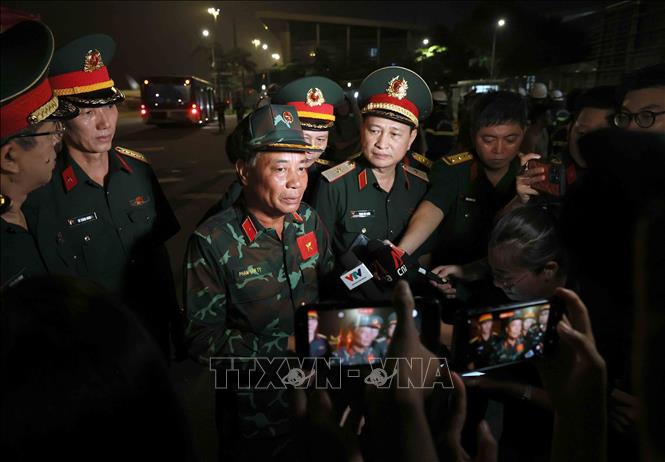 Thiếu tướng Phạm Văn Tỵ, Phó Cục trưởng Cục Cứu hộ - Cứu nạn (Bộ Tổng Tham mưu Quân đội 2026 Bet88.com link không chặn Việt Nam), Trưởng đoàn công tác trả lời phỏng vẫn các cơ quan báo chí. Ảnh: An Đăng - TTXVN