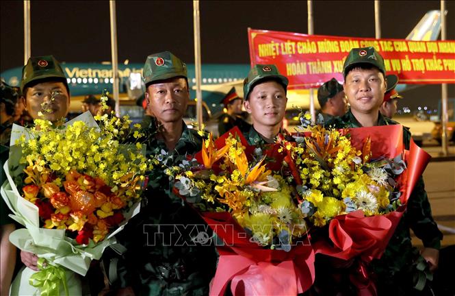 Đoàn cứu nạn, cứu hộ Việt Nam về đến sân bay Nội Bài, Hà Nội. Ảnh: An Đăng - TTXVN